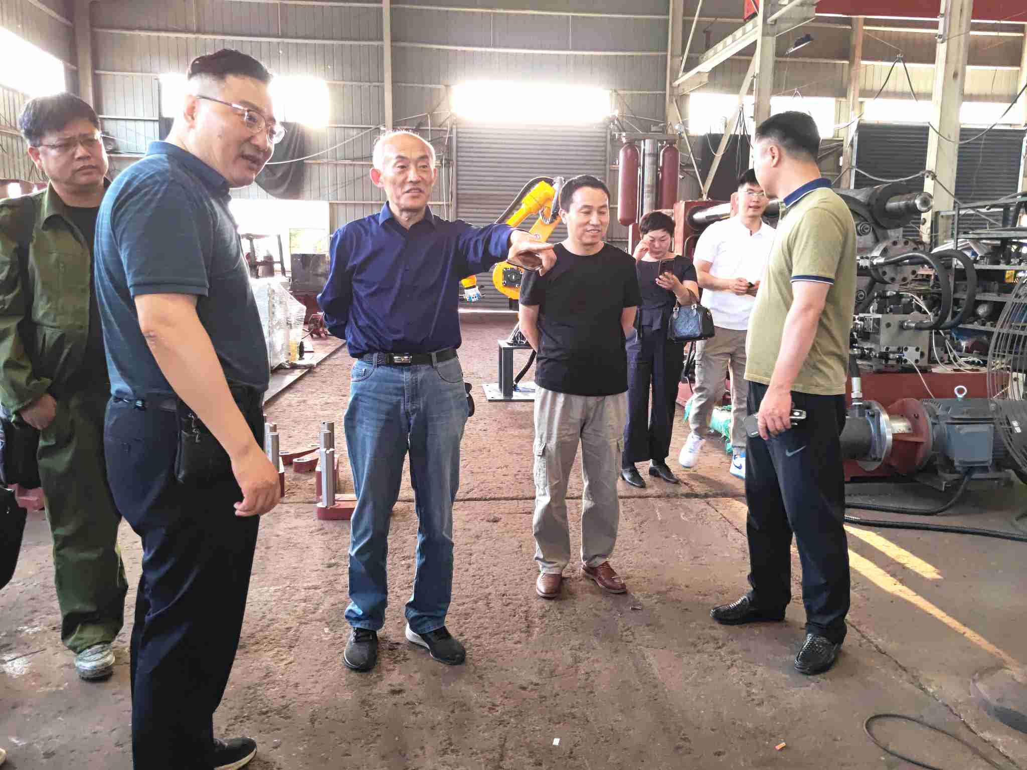 周景飛在隆華生產(chǎn)車間現(xiàn)場(chǎng)指導(dǎo)