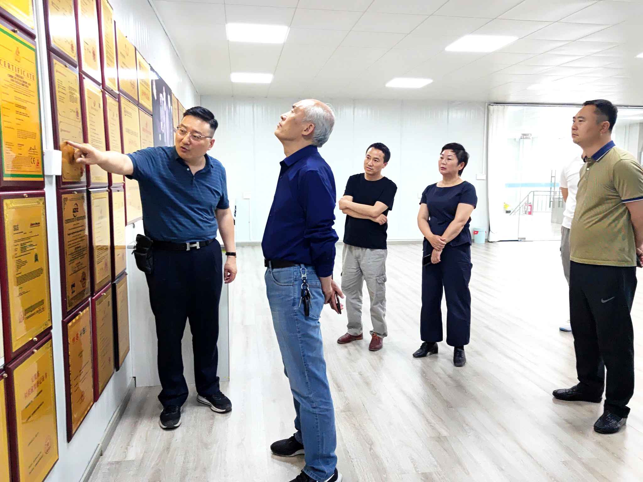 周景飛在隆華國(guó)際部