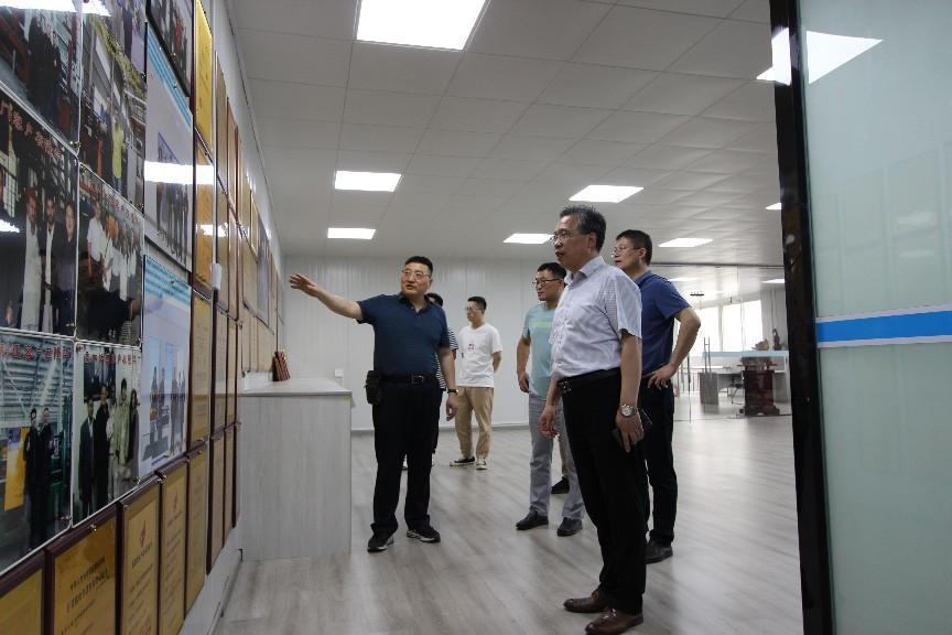 國內(nèi)首臺自主研發(fā)壓鑄機器人在隆華試制成功